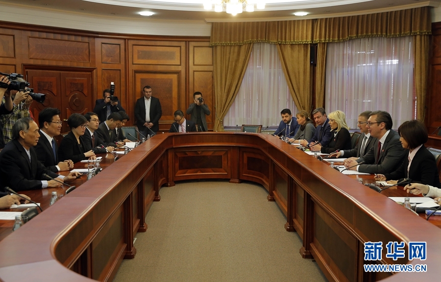 4月12日，塞爾維亞前進(jìn)黨主席、政府總理武契奇（右二）在貝爾格萊德會(huì)見中共中央政治局委員、中央黨的建設(shè)工作領(lǐng)導(dǎo)小組副組長(zhǎng)張春賢（左二）。新華社發(fā)（普雷德拉格&middot;米洛薩夫列維奇攝）