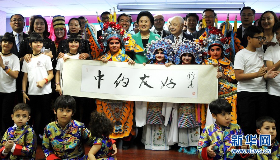 4月20日，在約旦首都安曼，中國國務(wù)院副總理劉延?xùn)|（中）考察TAG孔子學(xué)院。 新華社記者林曉蔚攝