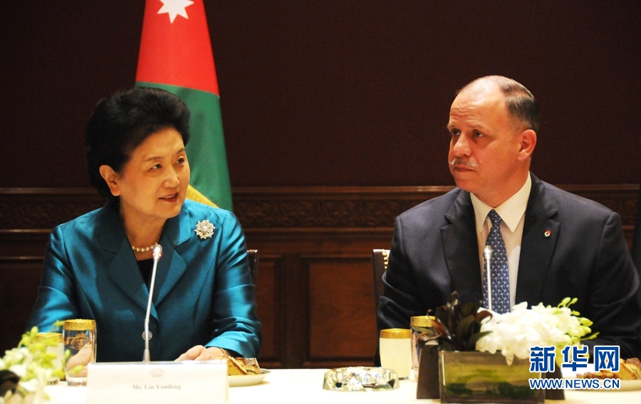 4月20日，在約旦首都安曼，約旦代國王費(fèi)薩爾（右）會見中國國務(wù)院副總理劉延?xùn)|。 新華社記者林曉蔚攝