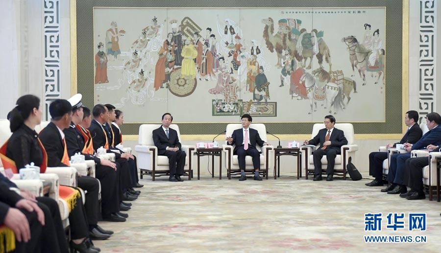 4月24日，第十三屆全國見義勇為英雄模范表彰大會在北京人民大會堂召開。會前，中共中央政治局委員、中央政法委書記孟建柱與見義勇為英雄模范及家屬代表座談。國務(wù)委員、公安部部長郭聲琨出席座談會并在表彰大會上講話。新華社記者 張鐸 攝