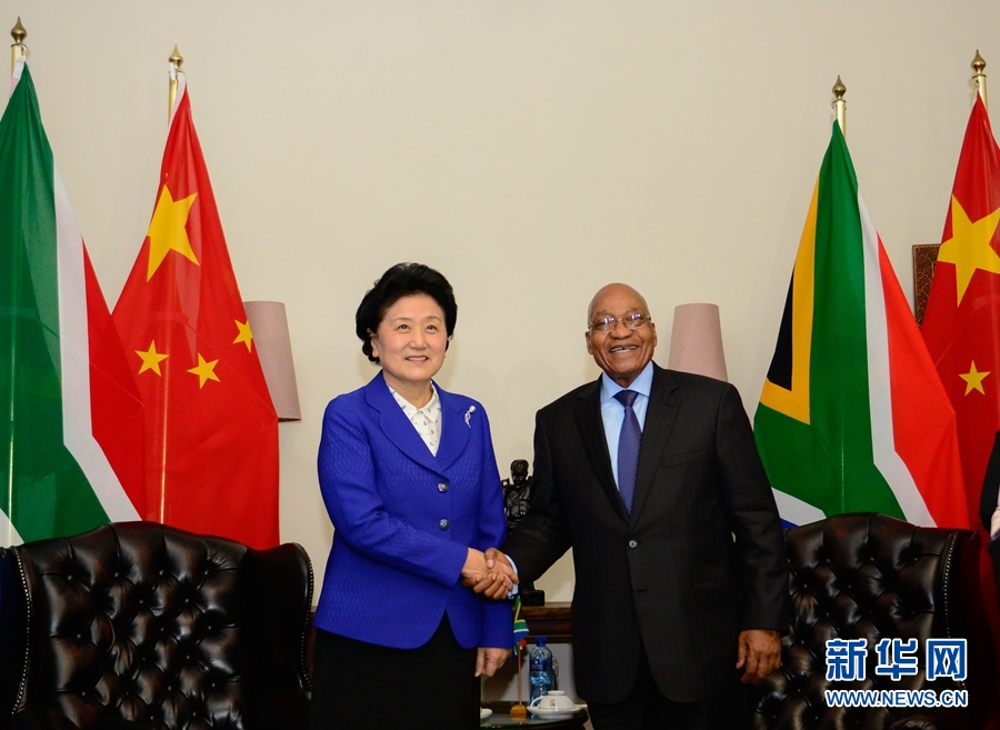 4月25日，南非總統(tǒng)祖馬（右）在比勒陀利亞總統(tǒng)官邸會見正在對南非進行正式訪問并出席中南高級別人文交流機制首次會議的中國國務院副總理劉延東。 新華社記者 翟健嵐 攝