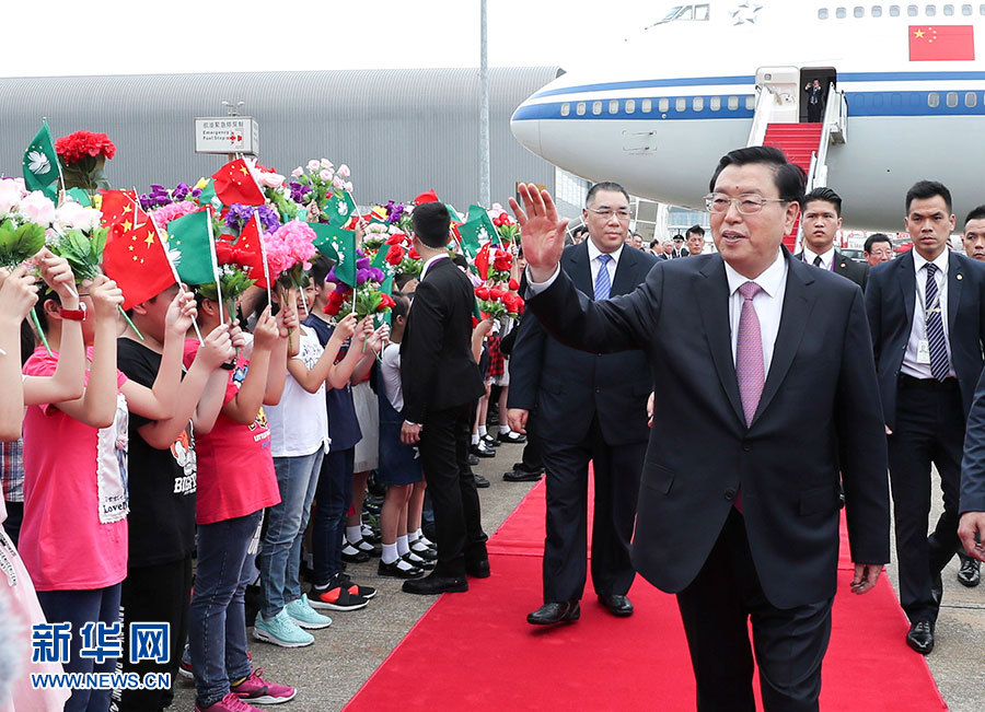 5月8日至10日，中共中央政治局常委、全國(guó)人大常委會(huì)委員長(zhǎng)張德江視察澳門特別行政區(qū)。這是5月8日，張德江抵達(dá)澳門國(guó)際機(jī)場(chǎng)。 新華社記者龐興雷 攝 