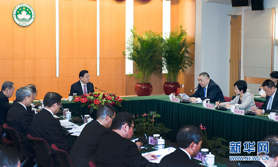 5月8日至10日，中共中央政治局常委、全國(guó)人大常委會(huì)委員長(zhǎng)張德江視察澳門特別行政區(qū)。這是5月8日，張德江聽取澳門特別行政區(qū)政府工作匯報(bào)。新華社記者 李學(xué)仁 攝