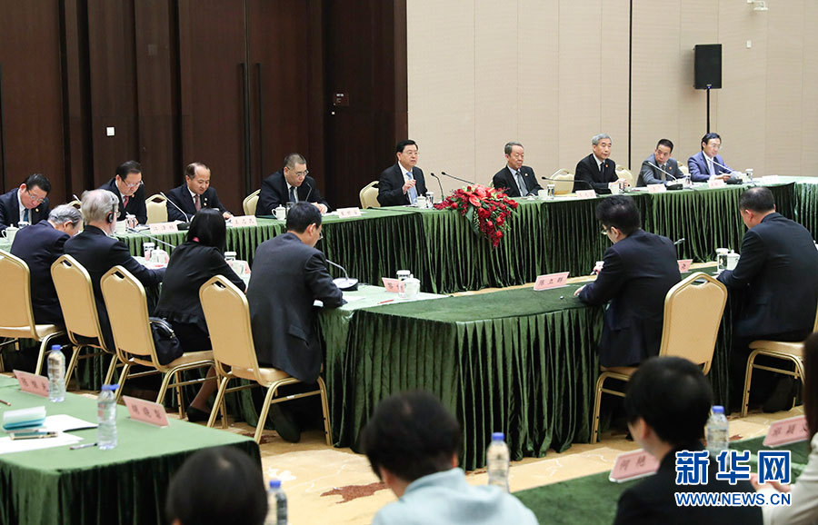 5月8日至10日，中共中央政治局常委、全國(guó)人大常委會(huì)委員長(zhǎng)張德江視察澳門特別行政區(qū)。這是5月10日，張德江與教育工作者和學(xué)生代表座談。新華社記者 龐興雷 攝