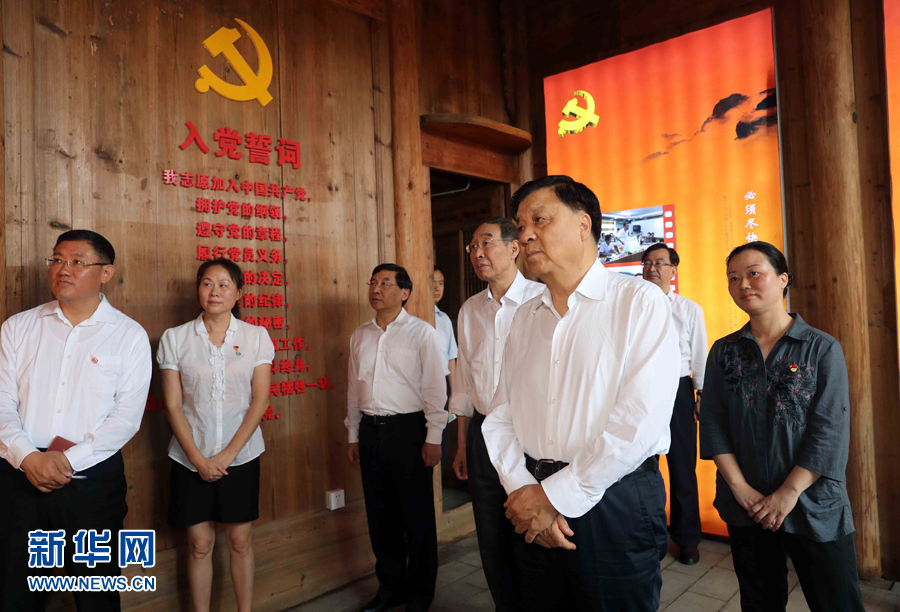 6月8日至10日，中共中央政治局常委、中央書記處書記劉云山在福建調(diào)研。這是6月9日，劉云山專程來到政和縣石圳村，深入了解廖俊波的事跡。新華社記者 劉衛(wèi)兵 攝