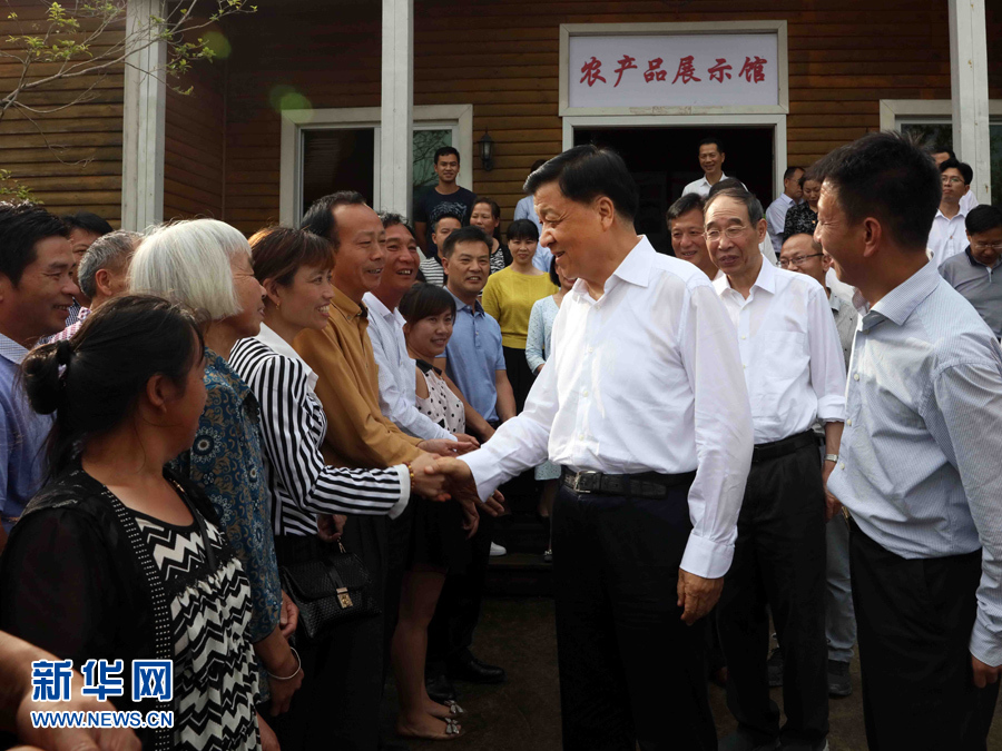 6月8日至10日，中共中央政治局常委、中央書記處書記劉云山在福建調(diào)研。這是6月9日，劉云山在周寧縣上洋村與村民親切交談。新華社記者 劉衛(wèi)兵 攝