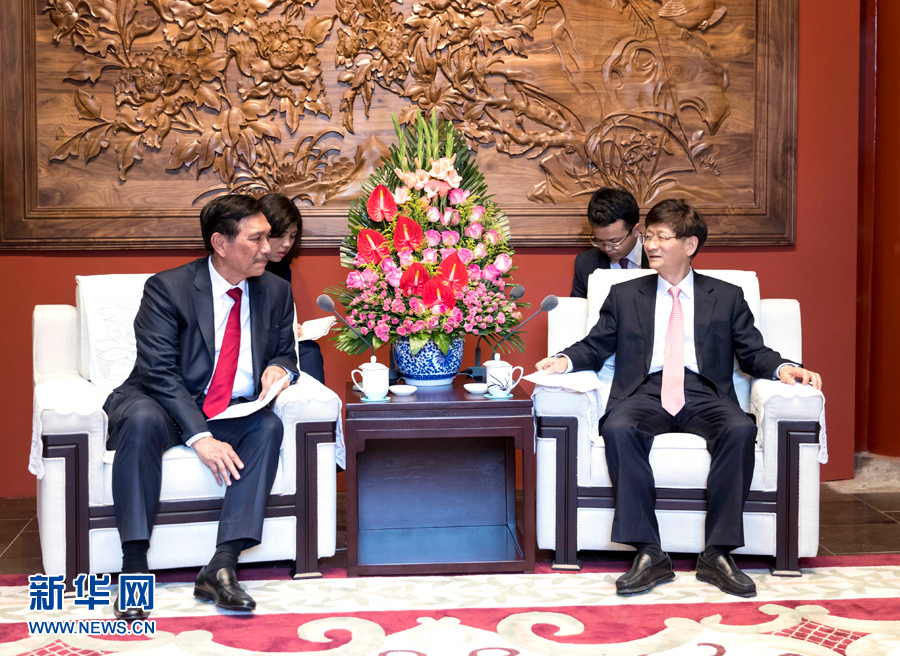 6月15日，中共中央政治局委員、中央政法委書記孟建柱在北京會見印尼總統(tǒng)特使、海洋統(tǒng)籌部長盧胡特。   新華社記者 丁海濤攝