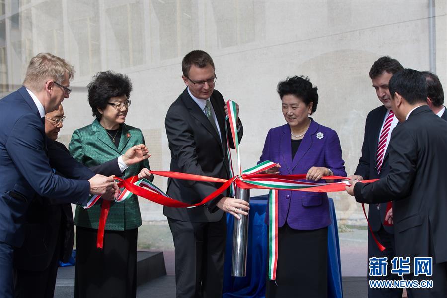 6月18日，在匈牙利布達佩斯，中國國務(wù)院副總理劉延?xùn)|在考察匈牙利塞梅爾維斯醫(yī)科大學(xué)時為健康學(xué)院新教學(xué)樓奠基。中國國務(wù)院副總理劉延?xùn)|18日在布達佩斯考察匈牙利塞梅爾維斯醫(yī)科大學(xué)并出席中匈中醫(yī)藥教育合作系列活動。 新華社發(fā)（弗爾季&middot;奧蒂洛攝） 