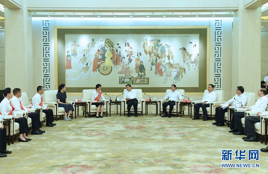 6月21日，廖俊波同志先進事跡報告會在北京人民大會堂舉行。報告會前，中共中央政治局常委、中央書記處書記劉云山會見報告團成員，代表習近平總書記，代表黨中央，向廖俊波同志家屬表示親切慰問，并頒發(fā)黨中央追授廖俊波同志&ldquo;全國優(yōu)秀共產(chǎn)黨員&rdquo;證書、獎?wù)?。新華社記者 饒愛民 攝