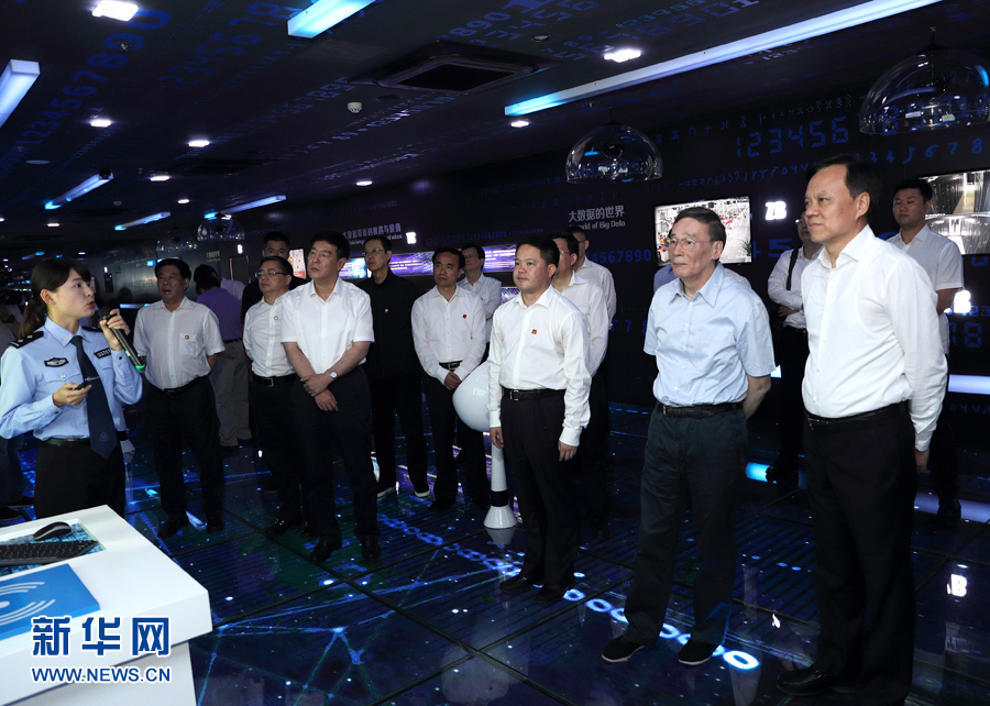 6月20日至22日，中共中央政治局常委、中央紀(jì)委書記王岐山在貴州省檢查紀(jì)檢監(jiān)察工作。這是6月21日，王岐山在調(diào)研期間考察貴陽大數(shù)據(jù)應(yīng)用展示中心。新華社記者 王曄 攝