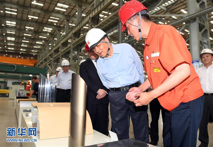 6月22日至24日，中共中央政治局常委、中央書記處書記劉云山在遼寧調(diào)研。這是6月22日，劉云山在營口市忠旺鋁業(yè)公司調(diào)研。 新華社記者張鐸 攝