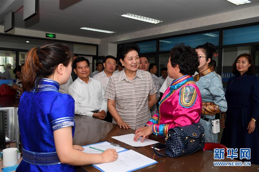 6月25日，全國民族團(tuán)結(jié)進(jìn)步創(chuàng)建經(jīng)驗(yàn)交流現(xiàn)場會(huì)在內(nèi)蒙古興安盟召開，中共中央政治局委員、國務(wù)院副總理劉延?xùn)|出席會(huì)議并講話。在內(nèi)蒙古期間，劉延?xùn)|考察內(nèi)蒙古人民代表會(huì)議舊址即&ldquo;五一會(huì)址&rdquo;，深入社區(qū)看望各族干部群眾。這是劉延?xùn)|在興安盟科右前旗興科社區(qū)與群眾交談。新華社記者 陳曄華 攝