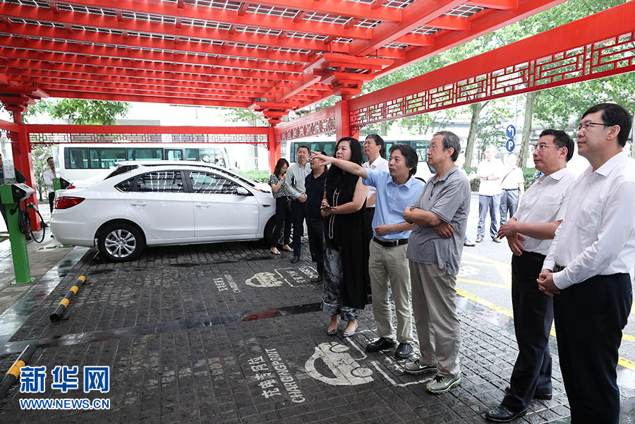 近日，中共中央政治局委員、國務(wù)院副總理馬凱在北京調(diào)研新能源汽車產(chǎn)業(yè)發(fā)展。這是7月4日，馬凱在北京深入新能源汽車充換電設(shè)施、充電服務(wù)平臺、分時租賃等單位調(diào)研。新華社記者 龐興雷 攝