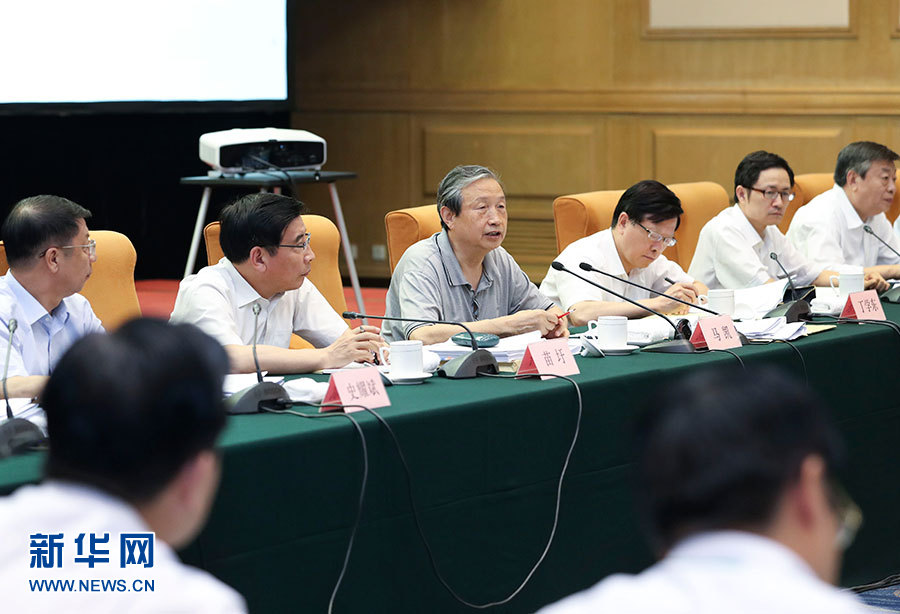 近日，中共中央政治局委員、國務(wù)院副總理馬凱在北京調(diào)研新能源汽車產(chǎn)業(yè)發(fā)展。這是7月4日，馬凱在北京深入新能源汽車充換電設(shè)施、充電服務(wù)平臺、分時租賃等單位調(diào)研，并主持召開推廣應(yīng)用座談會。新華社記者 龐興雷 攝