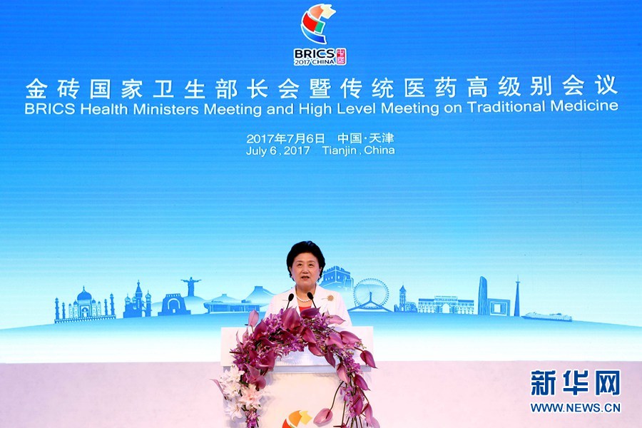 7月6日，金磚國家衛(wèi)生部長會暨傳統(tǒng)醫(yī)藥高級別會議在天津開幕。國家主席習(xí)近平發(fā)來賀信，對會議召開表示祝賀。國務(wù)院副總理劉延?xùn)|在開幕式上宣讀習(xí)近平的賀信并發(fā)表主旨演講。新華社記者 張玉薇 攝