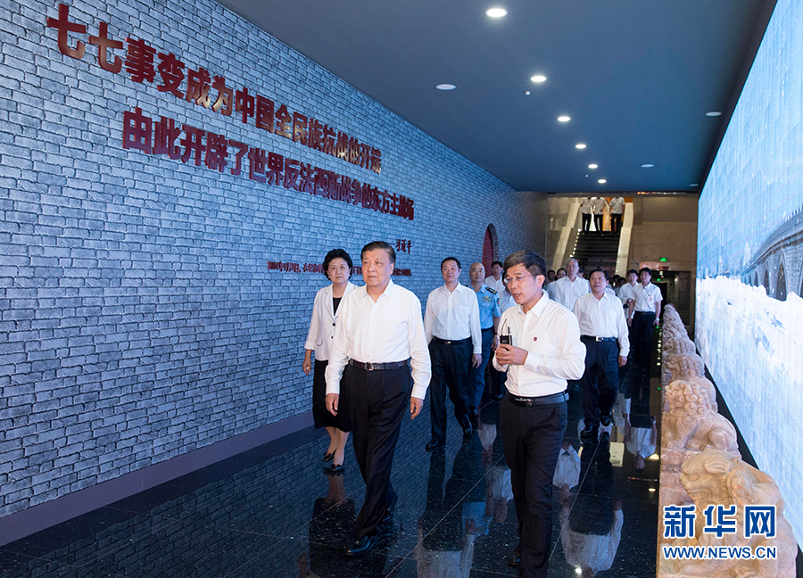 7月7日，紀(jì)念全民族抗戰(zhàn)爆發(fā)80周年儀式在中國(guó)人民抗日戰(zhàn)爭(zhēng)紀(jì)念館舉行。中共中央政治局常委、中央書(shū)記處書(shū)記劉云山出席儀式并講話。這是儀式后，劉云山參觀《全民抗戰(zhàn)偉大壯舉&mdash;&mdash;紀(jì)念全民族抗戰(zhàn)爆發(fā)80周年專(zhuān)題展覽》。 新華社記者丁林?jǐn)z