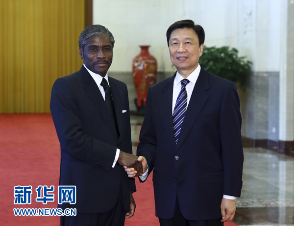 7月13日，中國(guó)國(guó)家副主席李源潮在北京人民大會(huì)堂與赤道幾內(nèi)亞副總統(tǒng)曼格會(huì)談。 新華社記者 謝環(huán)馳 攝