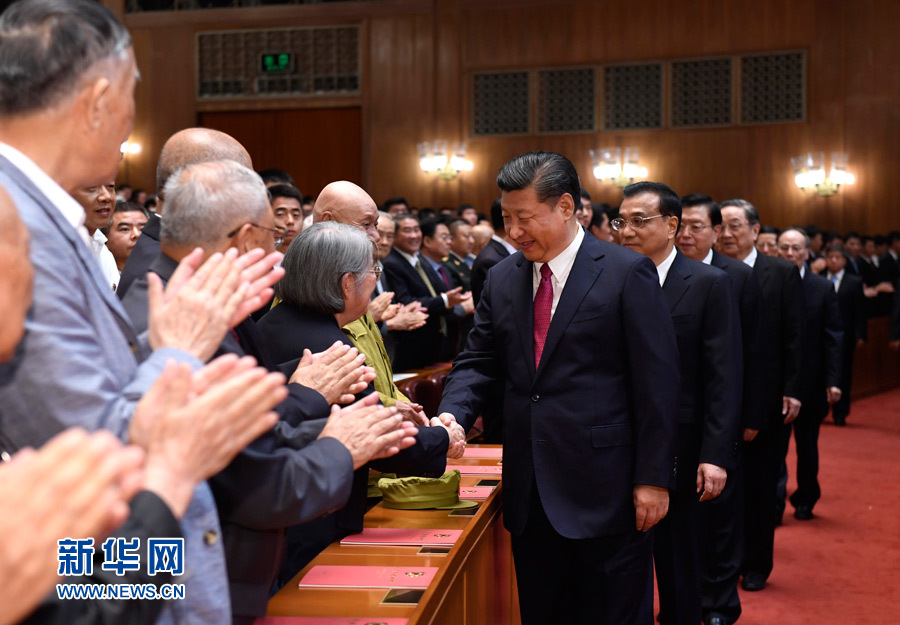 7月28日，慶祝中國人民解放軍建軍90周年文藝晚會《在黨的旗幟下》在北京人民大會堂舉行。中共中央總書記、國家主席、中央軍委主席習(xí)近平和李克強、張德江、俞正聲、劉云山、王岐山、張高麗等黨和國家領(lǐng)導(dǎo)人，與首都3000多名各界群眾一起觀看演出。演出開始前，習(xí)近平等與老戰(zhàn)士、老同志代表和&ldquo;八一勛章&rdquo;獲得者親切握手。新華社記者 李學(xué)仁 攝