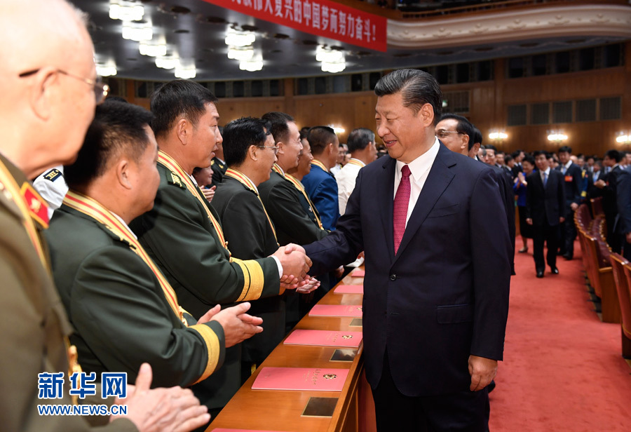 7月28日，慶祝中國人民解放軍建軍90周年文藝晚會《在黨的旗幟下》在北京人民大會堂舉行。中共中央總書記、國家主席、中央軍委主席習(xí)近平和李克強、張德江、俞正聲、劉云山、王岐山、張高麗等黨和國家領(lǐng)導(dǎo)人，與首都3000多名各界群眾一起觀看演出。演出開始前，習(xí)近平等與老戰(zhàn)士、老同志代表和&ldquo;八一勛章&rdquo;獲得者親切握手。新華社記者 李學(xué)仁 攝