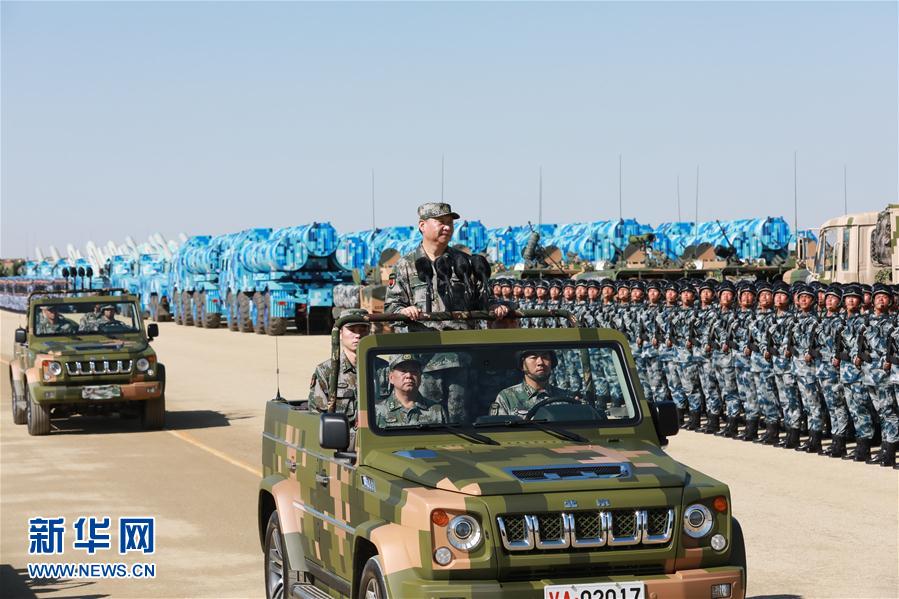 7月30日上午，慶祝中國(guó)人民解放軍建軍90周年閱兵在朱日和聯(lián)合訓(xùn)練基地隆重舉行。中共中央總書記、國(guó)家主席、中央軍委主席習(xí)近平檢閱部隊(duì)并發(fā)表重要講話。這是習(xí)近平乘車檢閱部隊(duì)。新華社記者 李剛 攝