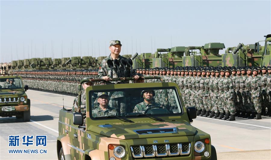 7月30日上午，慶祝中國(guó)人民解放軍建軍90周年閱兵在朱日和聯(lián)合訓(xùn)練基地隆重舉行。中共中央總書記、國(guó)家主席、中央軍委主席習(xí)近平檢閱部隊(duì)并發(fā)表重要講話。這是習(xí)近平乘車檢閱部隊(duì)。新華社記者 李剛 攝