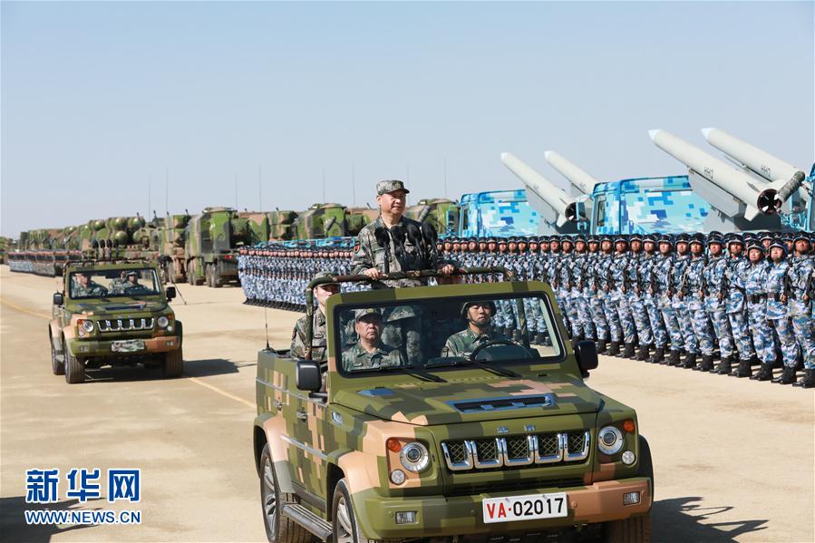 7月30日上午，慶祝中國(guó)人民解放軍建軍90周年閱兵在朱日和聯(lián)合訓(xùn)練基地隆重舉行。中共中央總書記、國(guó)家主席、中央軍委主席習(xí)近平檢閱部隊(duì)并發(fā)表重要講話。這是習(xí)近平乘車檢閱部隊(duì)。新華社記者 李剛 攝