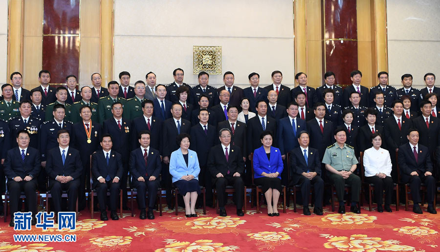 8月7日，中共中央政治局常委、全國政協(xié)主席、中央代表團團長俞正聲率代表團部分成員分別赴內(nèi)蒙古軍區(qū)、武警內(nèi)蒙古總隊、武警內(nèi)蒙古森林總隊慰問，并會見自治區(qū)政法干警代表。這是俞正聲會見自治區(qū)政法干警代表并合影。新華社記者 張領(lǐng) 攝