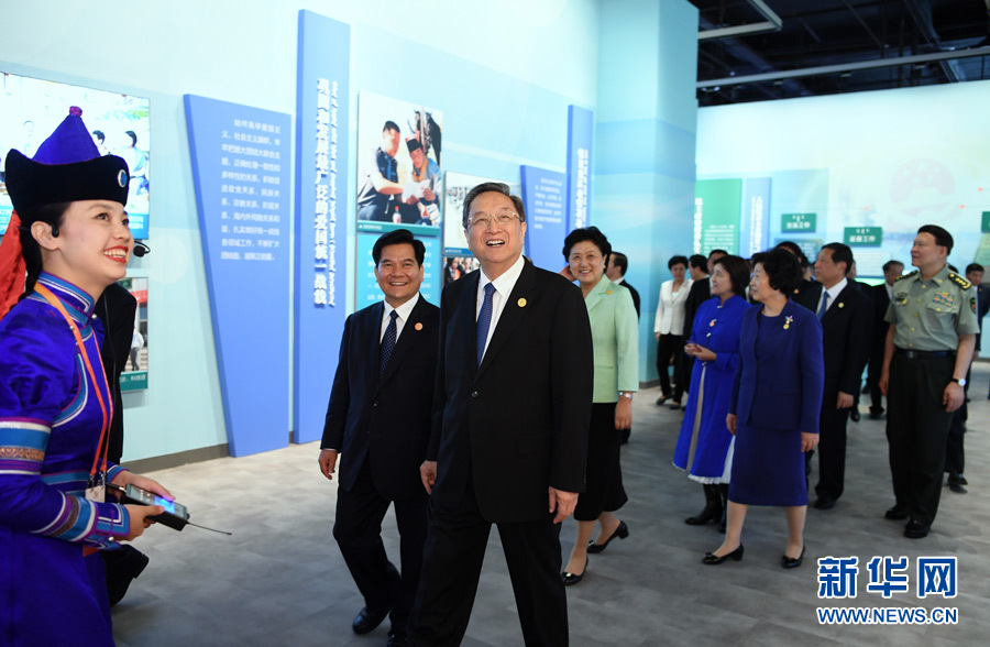 8月7日，中共中央政治局常委、全國政協(xié)主席、中央代表團團長俞正聲率代表團全體成員來到內蒙古展覽館，參觀《守望相助團結奮斗&mdash;&mdash;慶祝內蒙古自治區(qū)成立70周年展覽》。 新華社記者 張領 攝