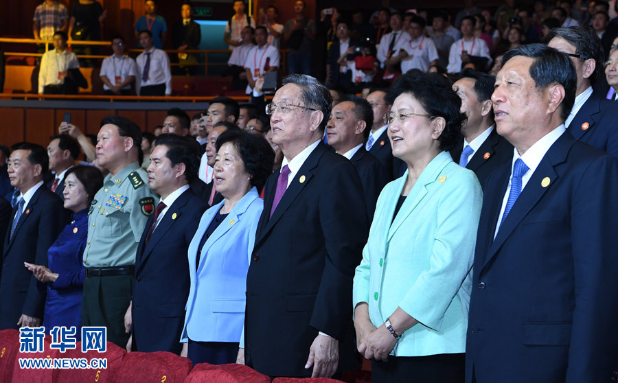 8月7日，慶祝內(nèi)蒙古自治區(qū)成立70周年文藝晚會《贊歌》在內(nèi)蒙古烏蘭恰特大劇院舉行。中共中央政治局常委、全國政協(xié)主席、中央代表團團長俞正聲和各族各界干部群眾等共約1300人觀看演出。新華社記者 張領(lǐng) 攝