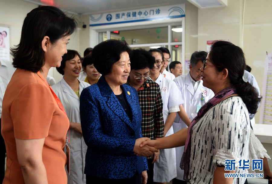 8月9日，中共中央政治局委員、中央統(tǒng)戰(zhàn)部部長(zhǎng)、中央代表團(tuán)副團(tuán)長(zhǎng)孫春蘭率中央代表團(tuán)三分團(tuán)，先后赴內(nèi)蒙古自治區(qū)烏海市、阿拉善盟看望各族干部群眾。這是孫春蘭在烏海市婦兒醫(yī)療預(yù)防保健中心同患者親切交談。新華社記者 任軍川 攝