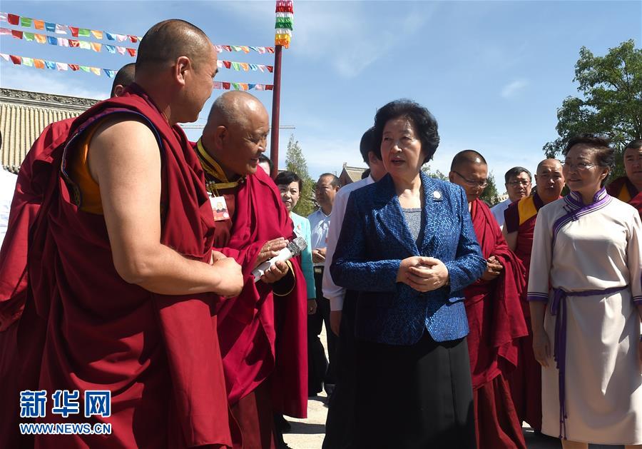 8月10日，中共中央政治局委員、中央統(tǒng)戰(zhàn)部部長(zhǎng)、中央代表團(tuán)副團(tuán)長(zhǎng)孫春蘭率中央代表團(tuán)三分團(tuán)繼續(xù)在內(nèi)蒙古自治區(qū)阿拉善盟看望慰問，把以習(xí)近平同志為核心的黨中央的親切關(guān)懷和全國(guó)各族人民的美好祝福帶給阿拉善各族各界干部群眾。這是孫春蘭在佛教寺廟延福寺考察。新華社記者 任軍川 攝