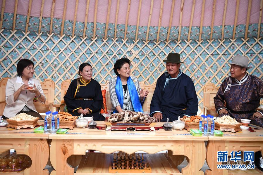 8月10日，中共中央政治局委員、國務(wù)院副總理、中央代表團(tuán)副團(tuán)長劉延?xùn)|率中央代表團(tuán)二分團(tuán)來到呼倫貝爾，把以習(xí)近平同志為核心的黨中央的親切關(guān)懷和全國人民的美好祝福帶給當(dāng)?shù)馗髯甯刹咳罕姟＿@是劉延?xùn)|在呼倫貝爾市陳巴爾虎旗與當(dāng)?shù)啬撩裼H切交談。新華社記者 連振 攝