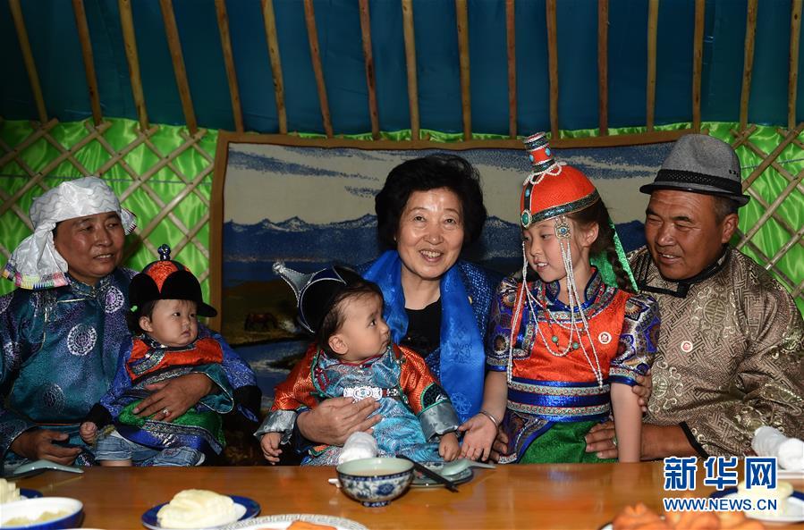 8月11日，帶著以習近平同志為核心的黨中央的親切關懷和全國各族人民的美好祝福，中共中央政治局委員、中央統(tǒng)戰(zhàn)部部長、中央代表團副團長孫春蘭率中央代表團三分團在錫林郭勒盟看望各族干部群眾，共同慶祝內蒙古自治區(qū)成立70周年。這是孫春蘭在錫林浩特市寶力根蘇木牧民巴&middot;巴特爾（右一）家中看望。新華社記者 任軍川 攝