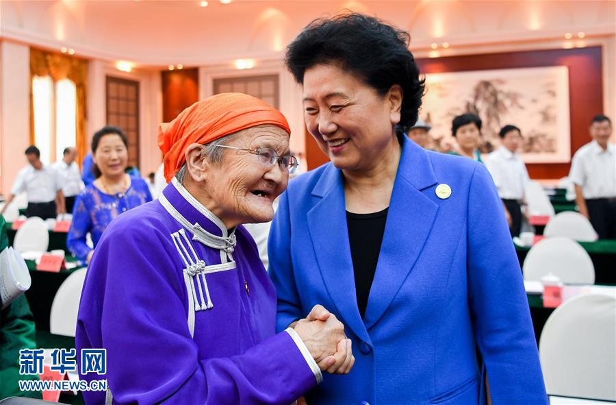 8月11日，中共中央政治局委員、國(guó)務(wù)院副總理、中央代表團(tuán)副團(tuán)長(zhǎng)劉延?xùn)|率中央代表團(tuán)二分團(tuán)，看望慰問(wèn)烏蘭察布各族干部群眾，轉(zhuǎn)達(dá)以習(xí)近平同志為核心的黨中央的親切關(guān)懷和全國(guó)人民的美好祝愿。這是劉延?xùn)|在出席烏蘭察布市慶祝內(nèi)蒙古自治區(qū)成立70周年座談會(huì)后，與&ldquo;草原母親&rdquo;都貴瑪親切交談。新華社記者 連振 攝