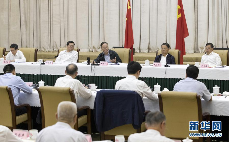 9月3日至5日，中共中央政治局常委、中央紀(jì)委書記、中央巡視工作領(lǐng)導(dǎo)小組組長(zhǎng)王岐山在湖南省調(diào)研并主持召開巡察工作座談會(huì)。這是9月4日，王岐山在長(zhǎng)沙主持召開巡察工作座談會(huì)。新華社記者 王曄 攝
