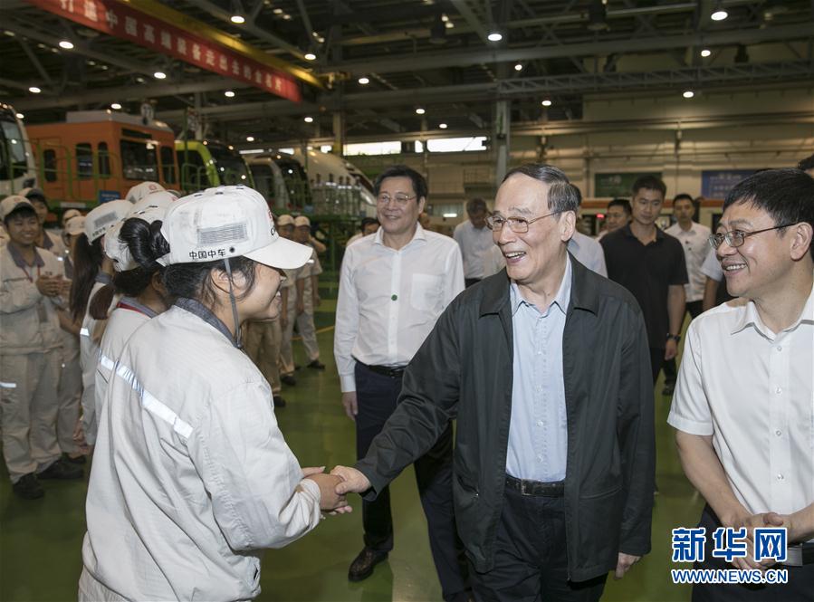 9月3日至5日，中共中央政治局常委、中央紀(jì)委書記、中央巡視工作領(lǐng)導(dǎo)小組組長(zhǎng)王岐山在湖南省調(diào)研并主持召開巡察工作座談會(huì)。這是9月4日，王岐山到中國(guó)中車株洲電力機(jī)車有限公司考察。新華社記者 王曄 攝
