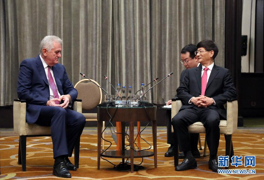 9月11日，在塞爾維亞首都貝爾格萊德，習近平主席特使、中共中央政治局委員、中央政法委書記孟建柱（右）會見塞爾維亞前總統(tǒng)尼科利奇（左）。新華社記者王慧娟攝