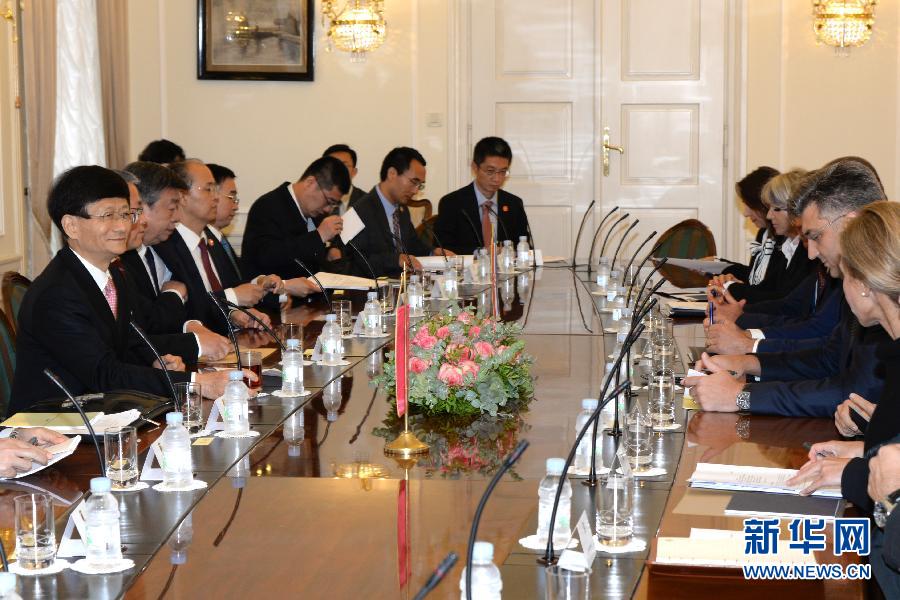 9月12日，克羅地亞總理普連科維奇（右二）在首都薩格勒布會(huì)見(jiàn)到訪的習(xí)近平主席特使、中共中央政治局委員、中央政法委書(shū)記孟建柱（左一）。新華社記者高磊攝