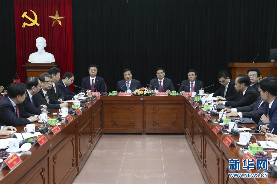 應(yīng)越南共產(chǎn)黨邀請(qǐng)，中共中央政治局常委、中央書記處書記劉云山9月18日至19日對(duì)越南進(jìn)行正式訪問。這是9月19日，劉云山在越共中央政治局委員范明政陪同下考察胡志明國家政治學(xué)院，并與曾赴華考察交流的越方學(xué)員代表進(jìn)行座談。 新華社記者龐興雷 攝