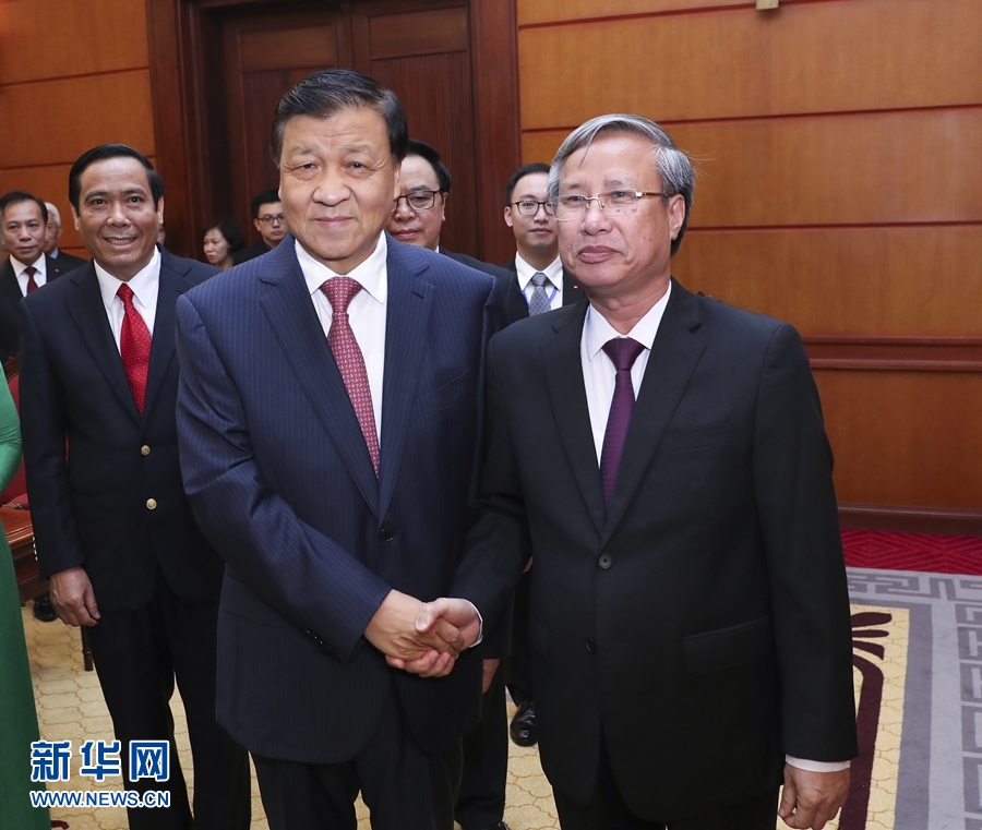 應(yīng)越南共產(chǎn)黨邀請(qǐng)，中共中央政治局常委、中央書記處書記劉云山9月18日至19日對(duì)越南進(jìn)行正式訪問。這是9月18日，劉云山在河內(nèi)與越共中央政治局委員陳國旺舉行會(huì)談。 新華社記者 龐興雷 攝