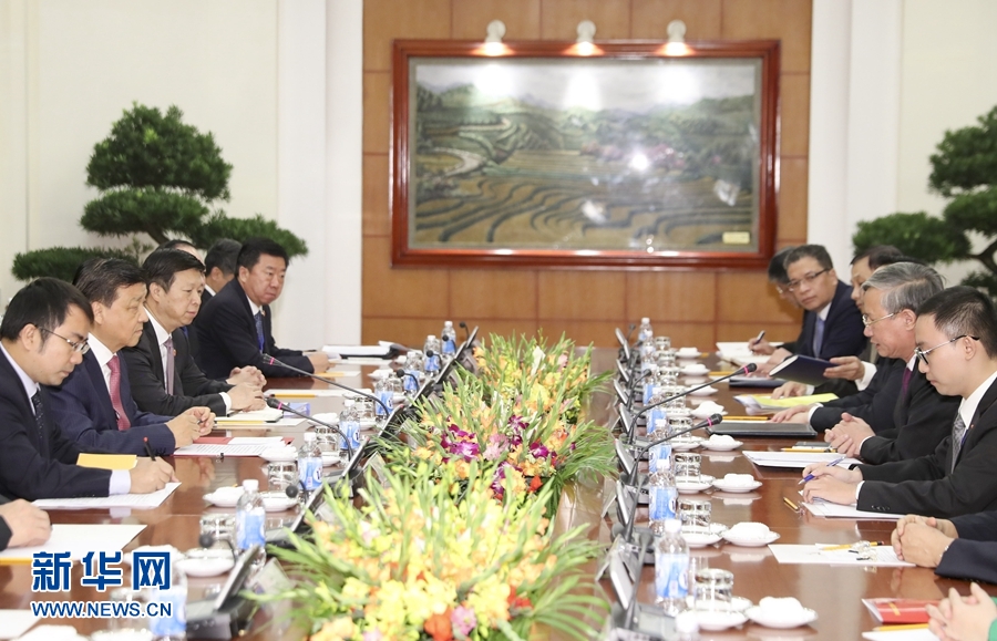 應(yīng)越南共產(chǎn)黨邀請(qǐng)，中共中央政治局常委、中央書記處書記劉云山9月18日至19日對(duì)越南進(jìn)行正式訪問。這是9月18日，劉云山在河內(nèi)與越共中央政治局委員陳國旺舉行會(huì)談。 新華社記者 丁林 攝
