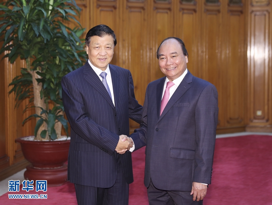 應(yīng)越南共產(chǎn)黨邀請(qǐng)，中共中央政治局常委、中央書記處書記劉云山9月18日至19日對(duì)越南進(jìn)行正式訪問。這是9月19日，劉云山在河內(nèi)會(huì)見越南總理阮春福。 新華社記者 丁林 攝