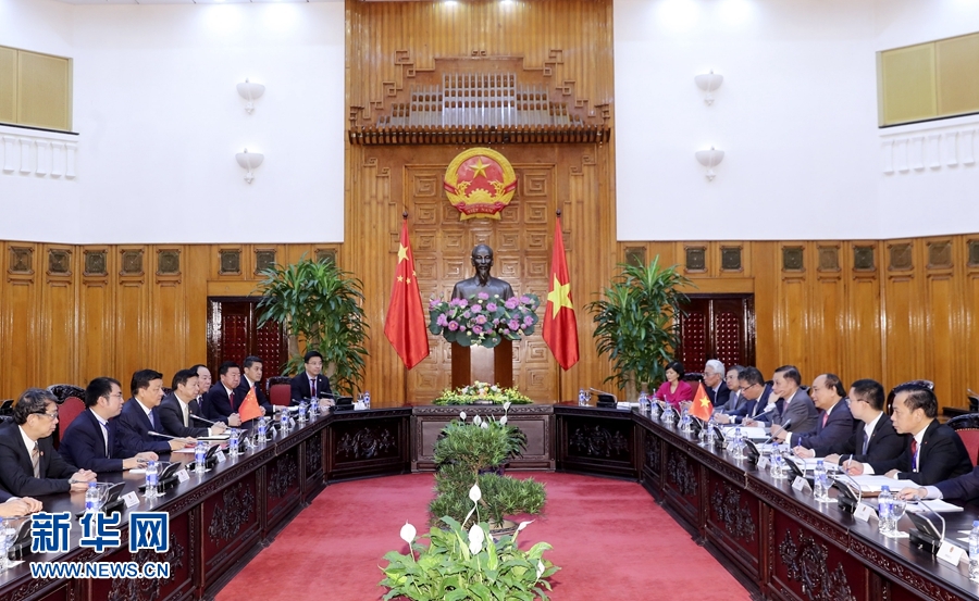 應(yīng)越南共產(chǎn)黨邀請(qǐng)，中共中央政治局常委、中央書記處書記劉云山9月18日至19日對(duì)越南進(jìn)行正式訪問。這是9月19日，劉云山在河內(nèi)會(huì)見越南總理阮春福。 新華社記者 丁林 攝