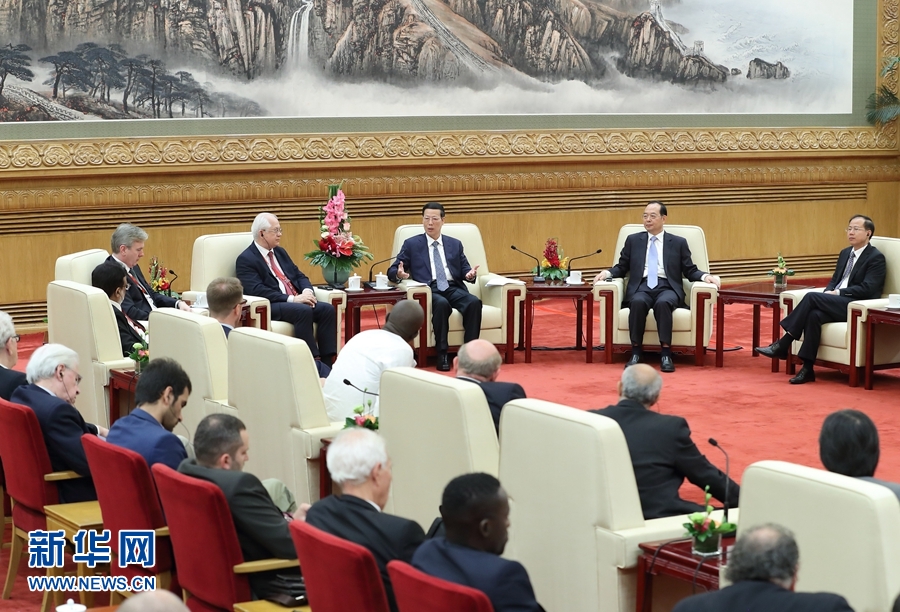 9月21日，中共中央政治局常委、國務(wù)院副總理張高麗在北京人民大會堂會見來華參加2017&ldquo;一帶一路&rdquo;媒體合作論壇的外方代表并回答大家關(guān)心的問題。新華社記者王曄攝 