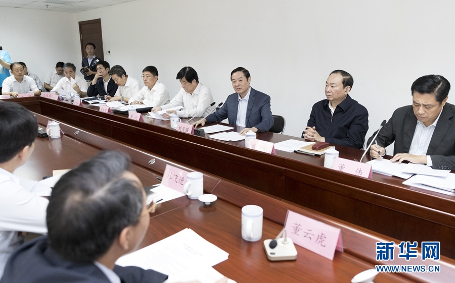 9月22日，中共中央政治局委員、中央書記處書記、中宣部部長(zhǎng)劉奇葆在北京調(diào)研京劇像音像工程情況。這是劉奇葆與有關(guān)方面負(fù)責(zé)同志座談交流。新華社記者 丁海濤 攝