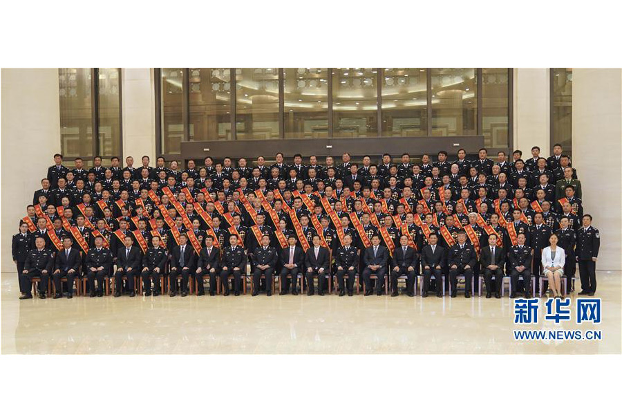 9月22日，&ldquo;熱血鑄劍&middot;丹心衛(wèi)民&rdquo;全國公安百佳刑警推選活動(dòng)揭曉儀式在北京舉行。中共中央政治局委員、中央政法委書記孟建柱會(huì)見當(dāng)選民警并觀看揭曉儀式。國務(wù)委員、公安部部長郭聲琨參加會(huì)見并觀看揭曉儀式。新華社記者 殷剛 攝