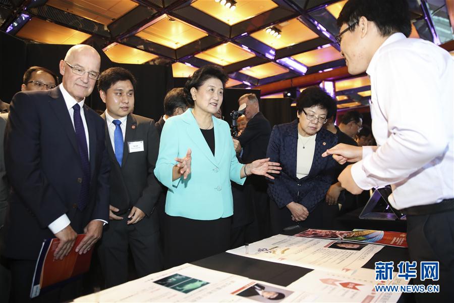 9月25日，在美國紐約，國務院副總理劉延東（中）在紐約大學校長漢密爾頓（前左一）的陪同下參觀中美兩國青年創(chuàng)客產(chǎn)品展示。國務院副總理劉延東25日在美國紐約大學出席中美創(chuàng)客峰會暨中美青年創(chuàng)客中心啟動儀式并講話。新華社記者 王迎 攝
