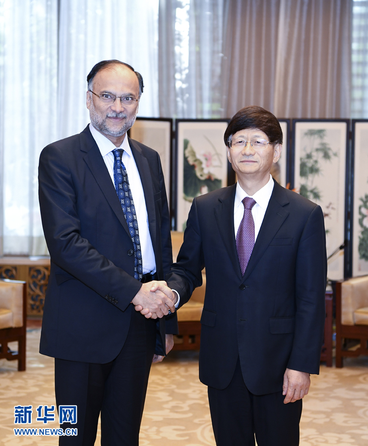 9月26日，中共中央政治局委員、中央政法委書記孟建柱在北京會見來華出席國際刑警組織第86屆全體大會的巴基斯坦內(nèi)政部長伊克巴爾。新華社記者 張領(lǐng) 攝