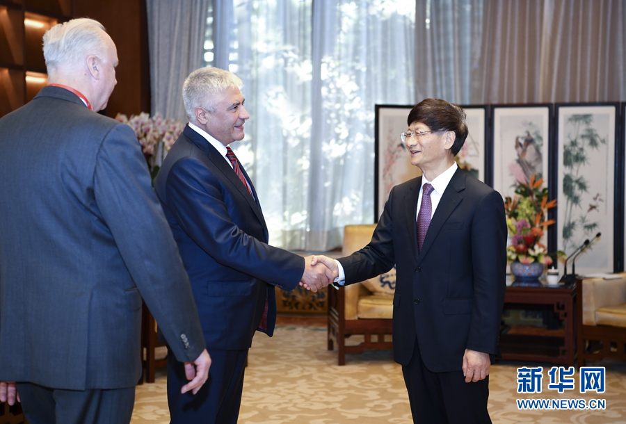 9月26日，中共中央政治局委員、中央政法委書記孟建柱在北京會見來華出席國際刑警組織第86屆全體大會的俄羅斯內(nèi)務部長科洛科利采夫（左二）和俄聯(lián)邦調(diào)查委員會主席巴斯特雷金（左一）。新華社記者 張領(lǐng) 攝 