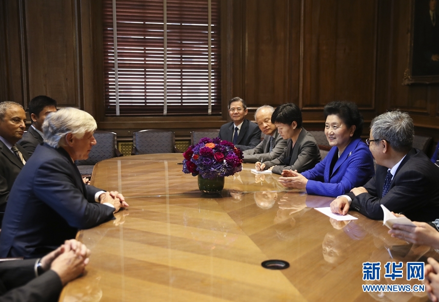 當(dāng)?shù)貢r間9月26日，國務(wù)院副總理劉延?xùn)|在紐約哥倫比亞大學(xué)出席中美大學(xué)校長與智庫論壇并發(fā)表主旨演講。這是論壇開始前，國務(wù)院副總理劉延?xùn)|（右二）會見哥倫比亞大學(xué)校長博林格（左）。新華社記者 王迎 攝